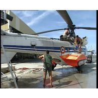 Scènes de la vie quotidienne sur le site de l'atoll de Moruroa (Mururoa) et présentation des fonctions du commandant de la Marine (COMAR) du site et du rôle de l'escadron de transport d'outre-mer 82 Maine (ETOM).