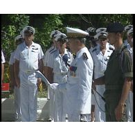 Adieux aux armes du contre-amiral Michel Grassal, adjoint aux opérations de la direction des centres d'expérimentations nucléaires (DIRCEN), à Moruroa (Mururoa).