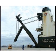 Accostage du porte-conteneurs CGM Racine dans le port de Moruroa (Mururoa).