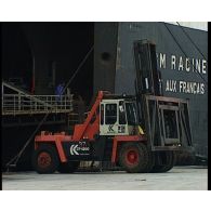 Déchargement du porte-conteneurs CGM Racine sur le port de Moruroa (Mururoa).