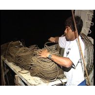 Préparation à la mission de prélèvements réalisée au large de l'atoll de Moruroa (Mururoa) à bord du bateau de pêche Marara du service mixte de surveillance radiologique et biologique du Pacifique (SMSRB).