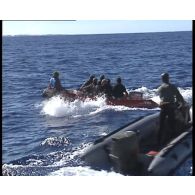 Opération d'arraisonnement du voilier Rainbow Warrior II de l'ONG de protection de l'environnement Greenpeace, au large de Moruroa (Mururoa) et cérémonie militaire à l'état-major du 5e régiment étranger (5e RE).