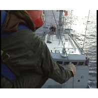 Opération d'arraisonnement du voilier Rainbow Warrior II de l'ONG de protection de l'environnement Greenpeace, au large de Moruroa (Mururoa).