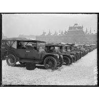 Vente de véhicules militaires réformés sur le Champs de Mars, janvier 1918.