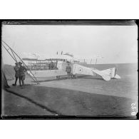 [Sur l'aérodrome anglais de Saint André au Bois, des autorités militaires sont réunies autour d'un avion allemand.]