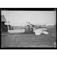 [Sur l'aérodrome anglais de Saint André au Bois, des autorités militaires sont réunies autour d'un avion allemand.]