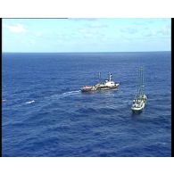 Prises de vues aériennes du Rainbow Warrior II, du bâtiment amiral de l'ONG de protection de l'environnement Greenpeace et de la flottille qui les escorte au large de Moruroa (Mururoa).