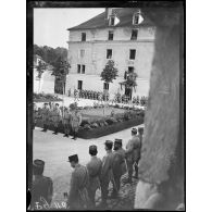 Remise de la médaille militaire au général Pétain par le président de la République. Pendant la remise de décorations. [légende d'origine]