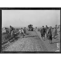 Empierrement de la route de Proyart à Morcourt (Somme). [légende d'origine]