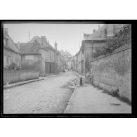 Vic-sur-Aisne (Aisne). Rue de Fontenoy et le château. [légende d'origine]