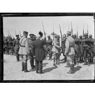 La Panne, Belgique, M. Poincaré et le roi Albert Ier passent les troupes en revue, qui leur rendent des honneurs. [légende d'origine]
