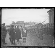 Arras, Pas-de-Calais, visite de M. Clemenceau, président du Conseil, passant en revue les troupes écossaises. [légende d'origine]