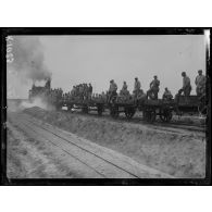 Etelfay près Montdidier (Somme). Train monté par les artilleurs de la batterie de 320. [légende d'origine]