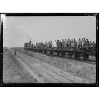 Etelfay près Montdidier (Somme). Train monté par les artilleurs de la batterie de 320. [légende d'origine]