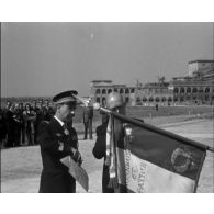 Remise de la Légion d'honneur au drapeau de l'Ecole de l'air par Vincent Auriol, président de la République.