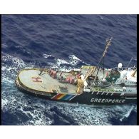 Prises de vues aériennes du bâtiment amiral de l'ONG Greenpeace, survolé par un hélicoptère Super Puma et suivi par la frégate de surveillance Vendémiaire et le remorqueur-ravitailleur Revi, au large de l'atoll de Moruroa (Mururoa).