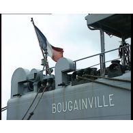 Chargement de conteneurs à bord du bâtiment de transport et de soutien (BTS) Bougainville (L9077) dans le port Papeete.
