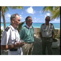 Cocktail organisé au faré général de Moruroa (Mururoa) à l'occasion de la visite sur l'atoll de Jean-Jacques de Peretti, ministre des départements de l'outre-mer (DOM-TOM) à la suite d'une plongée sous-marine dans le lagon.