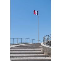 Drapeau à l'entrée du mémorial du débarquement et de la libération de Provence à Toulon.