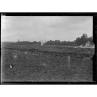 Cambronne, Oise, centre d'instruction des troupes d'assaut. A l'arrière plan, vague d'assaut progressant derrière la fumée des grenades spéciales. [légende d'origine]