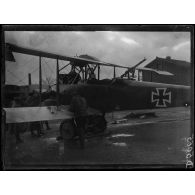 Pont-l'Evêque, Oise, parc d'aviation. Avion allemand LVG dernier modèle, descendu à Orrouy. [légende d'origine]