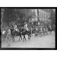 Les troupes tchéquoslovaques, avenue des Ternes, le drapeau. [légende d'origine]