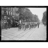 Les troupes serbes, avenue des Ternes, le drapeau. [légende d'origine]