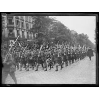 Les troupes écossaises, avenue des Ternes. [légende d'origine]