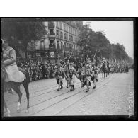 Les troupes polonaises, avenue des Ternes. [légende d'origine]