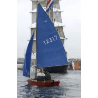 Le trois-mâts aurique néerlandais Thalassa. Un petit voilier au premier plan.