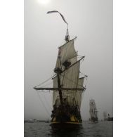 Sortie à la mer des grands voiliers Shtandart et Endeavour, répliques à l'identique de navires des siècles passés. Franchissement des passes est du port de commerce de Brest.
