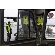 Des soldats chargent du fret dans la soute d'un avion Casa Cn-235 sur la plateforme logistique de Cayenne-Matoury, en Guyane française.