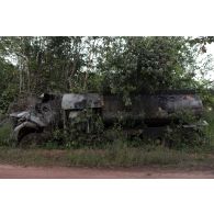 Epave d'un camion-citerne sur la piste Paul Isnard à Saint-Laurent-du-Maroni, en Guyane française.