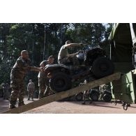 Des marsouins du 9e régiment d'infanterie de marine (9e RIMa) déchargent un véhicule quad d'un camion GBC-180 pour une patrouille à Saint-Laurent-du-Maroni, en Guyane française.