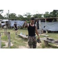 Des marsouins du 9e régiment d'infanterie de marine (9e RIMa) font du sport au poste de contrôle fluvial de Saut Maman Valentin à Mana, en Guyane française.