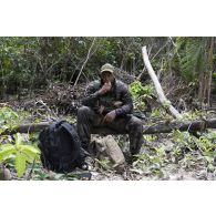 Un marsouin du 9e régiment d'infanterie de marine (9e RIMa) profite d'une pause entre deux patrouilles pour manger son sandwich dans la crique Sparouine, en Guyane française.