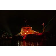 Parade navale nocturne. Le bâtiment de sauvetage en mer Abeille-Flandre.