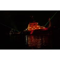 Parade navale nocturne. Le bâtiment de sauvetage en mer Abeille-Flandre.