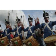 Section de tambours en uniforme bleu clair du canton de Vaud.