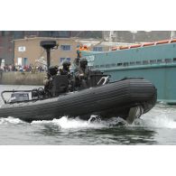 Commandos marine sur zodiac Hurricane en progression vers l'Alcyon dans le port de Brest.