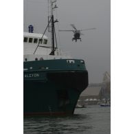 Vol d'approche d'un hélicoptère Lynx vers l'Alcyon dans le port de Brest.