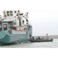 Depuis un zodiac Hurricane, montée d'assaut et prise de position de commandos marine armés de fusils d'assaut HK-MP5 SD sur l'Alcyon, dans le port de Brest.