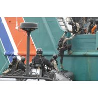 Depuis les zodiacs Hurricane, montée d'assaut et prise de position de commandos marine armés de fusils d'assaut HK-MP5 SD sur l'Alcyon, dans le port de Brest.