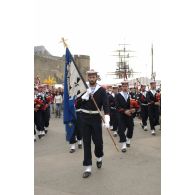 Défilé du bagad de Lann-Bihoué sur les rives du fleuve côtier La Penfeld, porte-drapeau en tête.