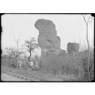 Nomény. Les ruines du vieux château bombardé le 20 décembre 1915. Il y avait un observatoire d'artillerie. [légende d'origine]