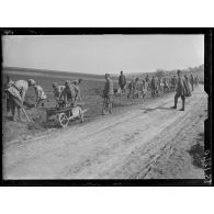 Dorans, territoire de Belfort, soldats italiens travaillant à l'entretien des routes. [légende d'origine]