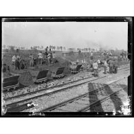 Banvillars. Soldats italiens travaillant à la voie ferrée. [légende d'origine]