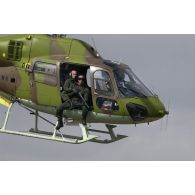 Un hélicoptère Fennec de l'escadron 3.67 Parisis de la base aérienne 107 (BA 107) de Villacoublay, pendant la formation des tireurs de précision des fusiliers CPA 20 (commando parachutiste de l'air) au profit de la MASA (mesures actives de sûreté aérienne).