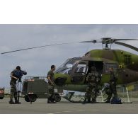 L'interview de l'équipage d'un hélicoptère Fennec de l'escadron 3.67 Parisis de la base aérienne 107 (BA 107) de Villacoublay, pendant la formation des tireurs de précision des fusiliers CPA 20 (commando parachutiste de l'air) au profit de la MASA (mesures actives de sûreté aérienne).