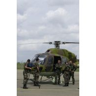 L'interview de l'équipage d'un hélicoptère Fennec de l'escadron 3.67 Parisis de la base aérienne 107 (BA 107) de Villacoublay, pendant la formation des tireurs de précision des fusiliers CPA 20 (commando parachutiste de l'air) au profit de la MASA (mesures actives de sûreté aérienne).